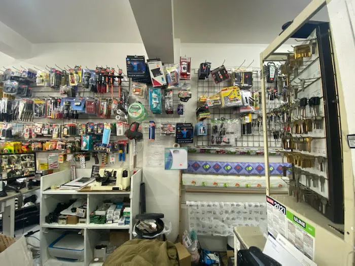 J & J Hardware Store La Ferreteria De Los Latinos 3